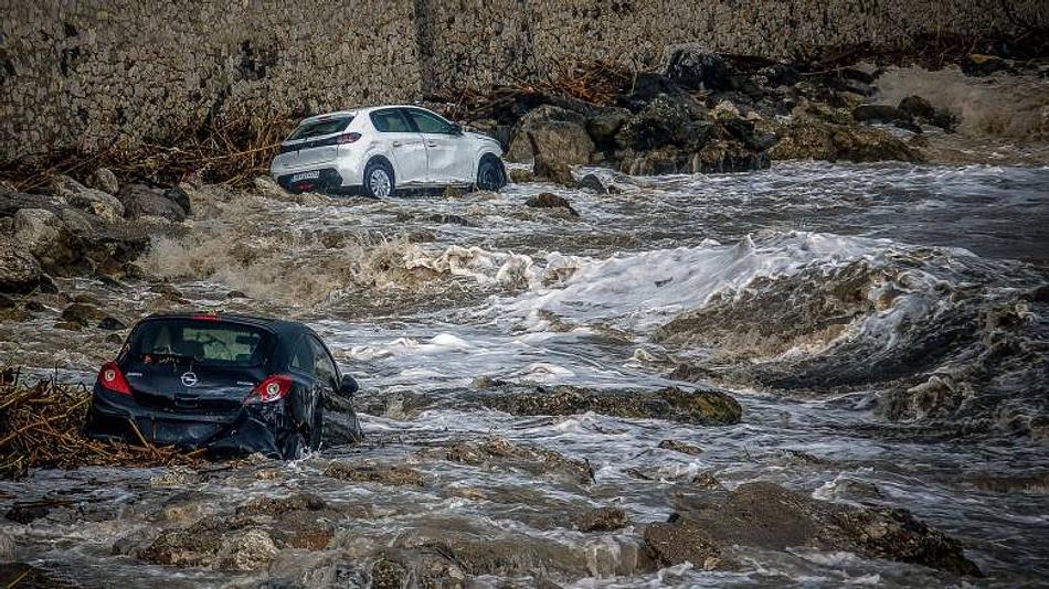Σοβαρές επιπτώσεις από την κακοκαιρία στη Ρόδο: 30 επιχειρήσεις διάσωσης και μία ανθρώπινη ζωή χαμένη