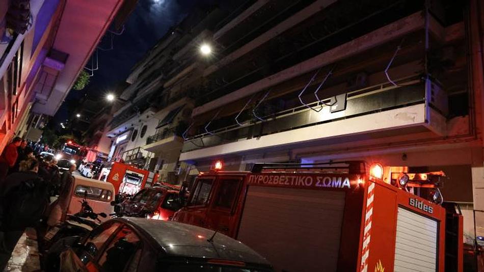 Τρομακτική έκρηξη κατά τη διάρκεια πυρκαγιάς θέτει σε κίνδυνο ζωές στη Τήνο