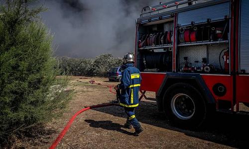 Φωτιά κοντά σε βιολογικό καθαρισμό δυσχεραίνει η κατάσβεση από τους ανέμους