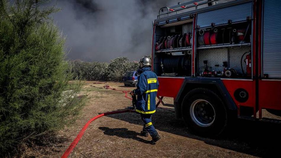 Φωτιά κοντά σε βιολογικό καθαρισμό δυσχεραίνει η κατάσβεση από τους ανέμους