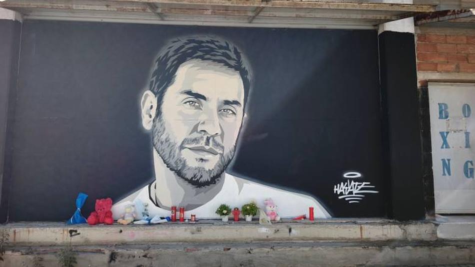 Ισχυρή αστυνομική παρουσία στο μνημόσυνο του αγαπημένου τραγουδιστή λόγω πλήθους θαυμαστών