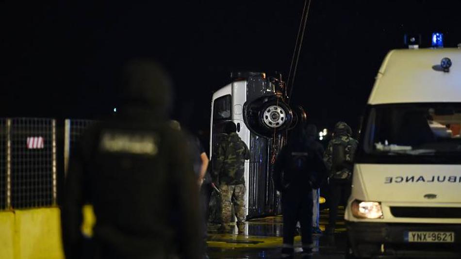 Δύο ηλικιωμένοι χωρίς τις αισθήσεις τους ανασύρθηκαν από το λιμάνι του Πειραιά