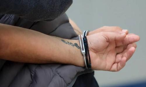 Δεκαοκτώ έως είκοσι ενός ετών νεαροί κατηγορούνται για διακίνηση ναρκωτικών και εγκληματική οργάνωση