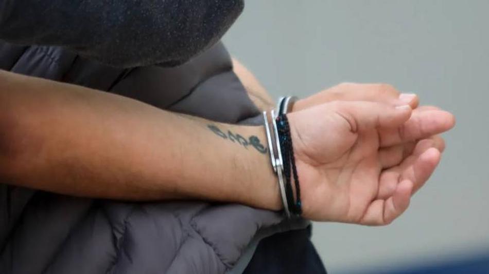 Δεκαοκτώ έως είκοσι ενός ετών νεαροί κατηγορούνται για διακίνηση ναρκωτικών και εγκληματική οργάνωση