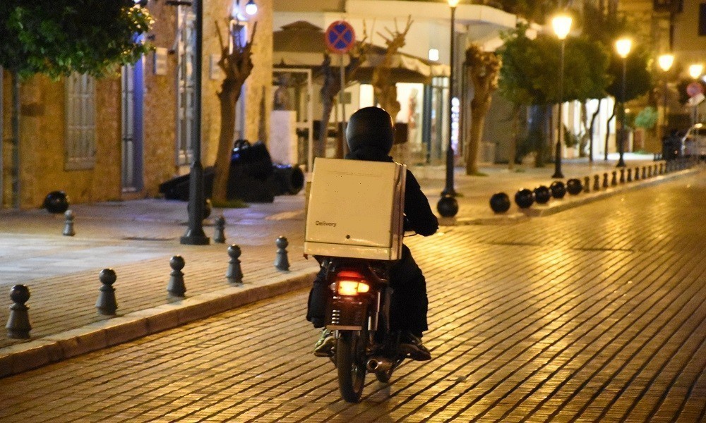 Ελλάδα: Mε “χρέπια” στο μεροκάματο του τρόμου! Με άκρως επικίνδυνα δίκυκλα οι υπάλληλοι delivery!