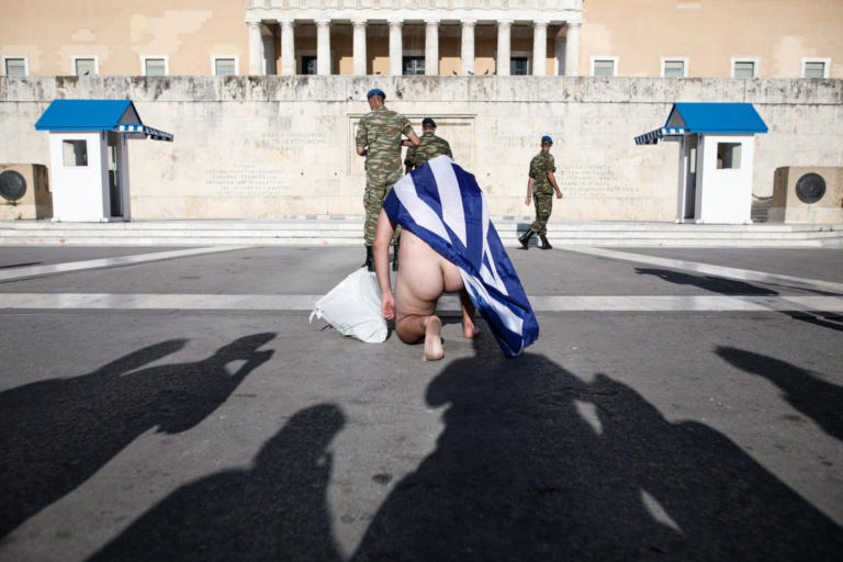 ΚΑΤΑΛΥΣΗ των ΗΘΩΝ στο ΣΥΝΤΑΓΜΑ! ΓΥΜΝΟΣ με την Ελληνική σημαία σαν ΚΟΥΡΕΛΙ πάνω του μπροστά από το ΜΝΗΜΕΙΟ του ΑΓΝΩΣΤΟΥ ΣΤΡΑΤΙΩΤΗ και η ΑΣΤΥΝΟΜΙΑ να κοιτάει! (φωτο)