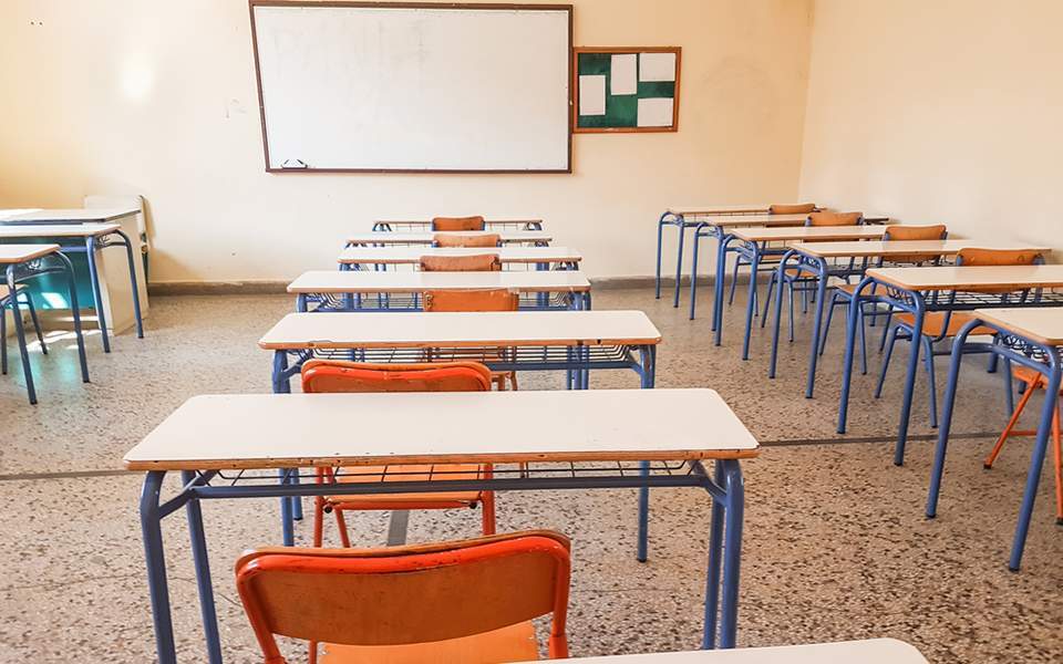 Κοζάνη: Μαθητής απειλούσε να πέσει στο κενό από τη σκεπή σχολείου επειδή πήρε αποβολή και τον διώχνουν
