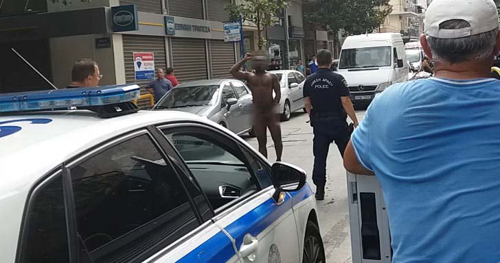 ΑΠΙΣΤΕΥΤΟ! ΒΙΝΤΕΟ – ΣΟΚ με τον ΤΣΙΤΣΙΔΟ αλλοδαπό που βγήκε τσάρκα ολόγυμνος στους δρόμους της Λάρισας! ΤΡΟΜΟΣ στους περαστικούς! Οι αστυνομικοί έδωσαν μάχη για να τον συλλάβουν!