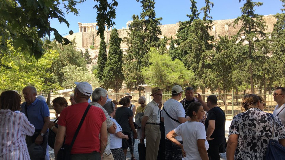 Εκλεισαν την Ακρόπολη λόγω καύσωνα! Απογητευμένοι οι τουρίστες που βρήκαν κλειστές τις πύλες του εμβληματικού Μνημείου – Ουρές στο Μουσείο της Ακρόπολης! (ΦΩΤΟ)