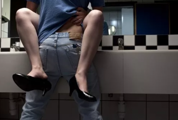 Viral το βίντεο με ποδοσφαιριστή να κάνει σεξ σε τουαλέτες κλαμπ-Τον «τελείωσε» η ομάδα!