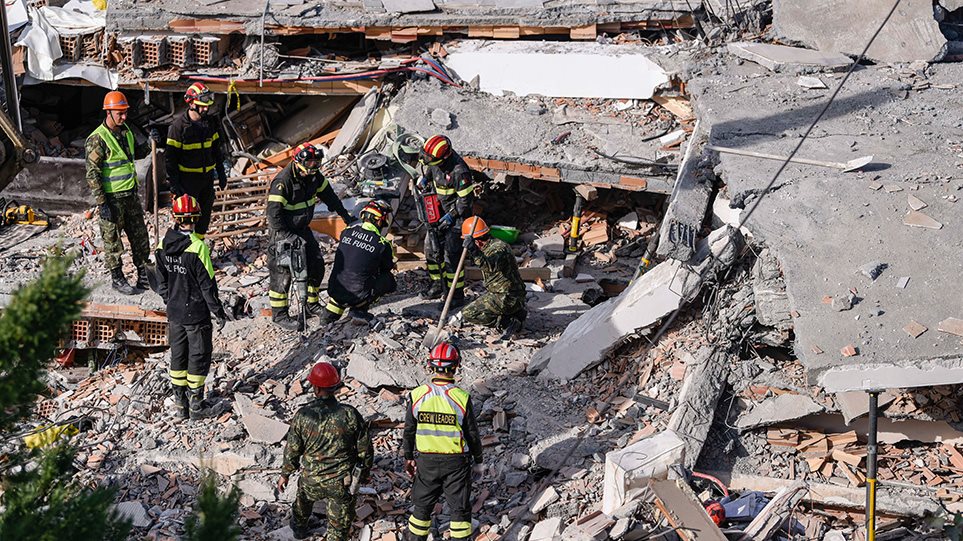 Σεισμός στην Αλβανία: Συνεχίζει να τρέμει το έδαφος – 40 οι νεκροί, αγωνία για τους εγκλωβισμένους (φωτο)