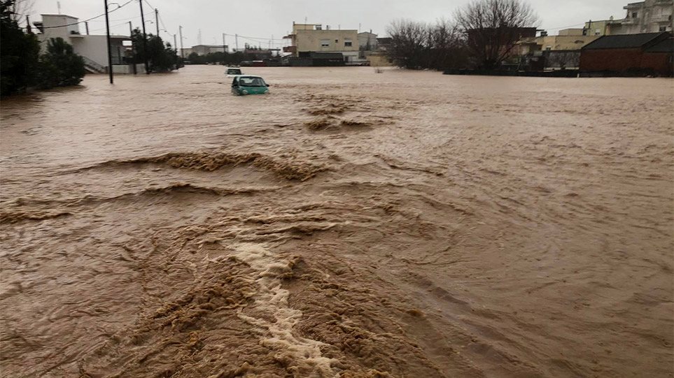 Πλημμύρες στον Έβρο: Πνίγηκε πυροσβέστης στην Αλεξανδρούπολη προσπαθώντας να σώσει μαθητές (ΒΙΝΤΕΟ)