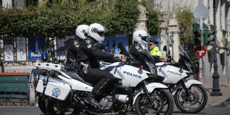 Κορωνοϊός: Θετικοί 7 αστυνομικοί που επέστρεψαν απο την Τήνο