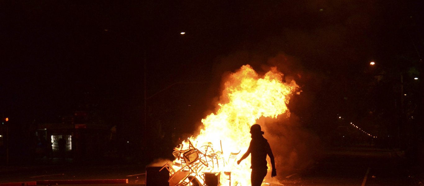 ΕΚΤΑΚΤΟ – Καστανιές Έβρου: Έκρυθμη η κατάσταση – Επεισόδια με αλλοδαπούς που προσπαθούν να εισβάλλουν στην Ελλάδα και φωτιές! (BINTEO)