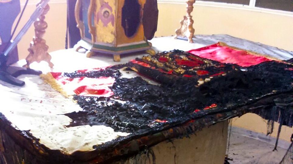 Χίος: Φωτογραφίες σοκ – Έκαψαν την Αγία Τράπεζα του ναού «Άγιος Χαράλαμπος»