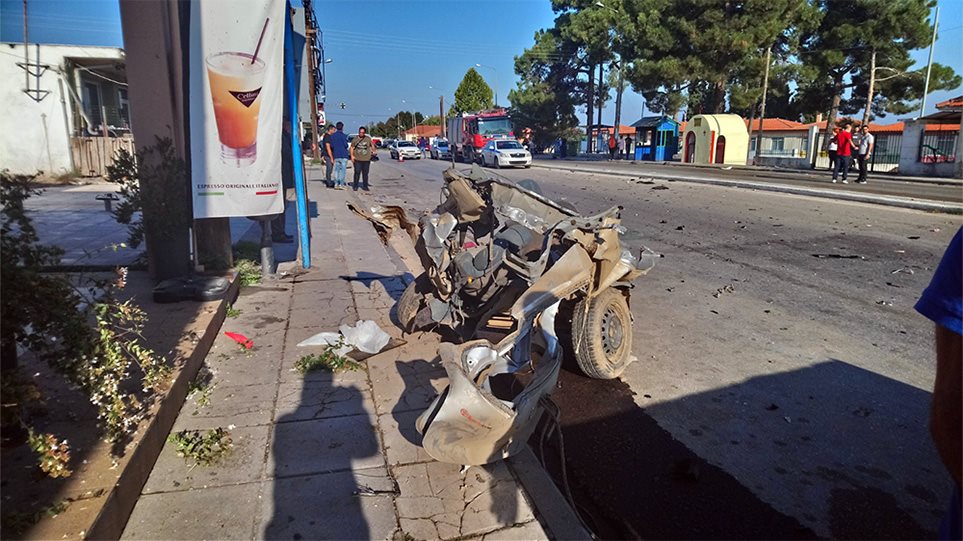 ΕΙΚΟΝΕΣ που ΣΟΚΑΡΟΥΝ! Φοβερό τροχαίο με ένα νεκρό και οχτώ τραυματίες στην παλαιά εθνική Θεσσαλονίκης- Καβάλας! Βομβαρδισμένο τοπίο η περιοχή, κόπηκε στα δύο το ένα αυτοκίνητο!(ΦΩΤΟ&ΒΙΝΤΕΟ)