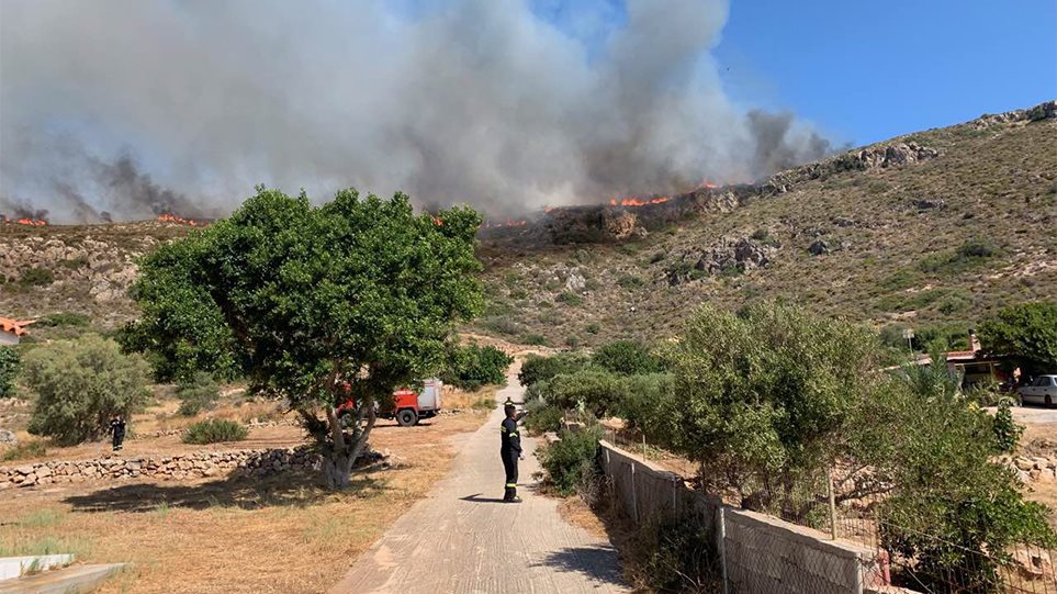 Αναζωπυρώθηκε η Φωτιά στην Ελαφόνησο – Εκκενώνεται το κάμπινγκ και ο οικισμός Παναγιά! (ΦΩΤΟ&ΒΙΝΤΕΟ)