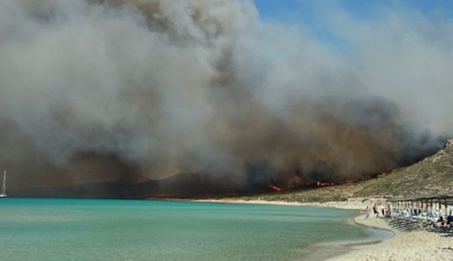 Ελαφόνησος: Η φωτιά στην εξωτική παραλία του Σίμου! (ΣΥΓΚΛΟΝΙΣΤΙΚΕΣ ΦΩΤΟ)