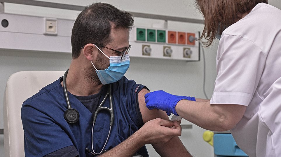 Υποχρεωτικός εμβολιασμός: Επόμενος σταθμός μετά την ΕΜΑΚ οι υγειονομικοί