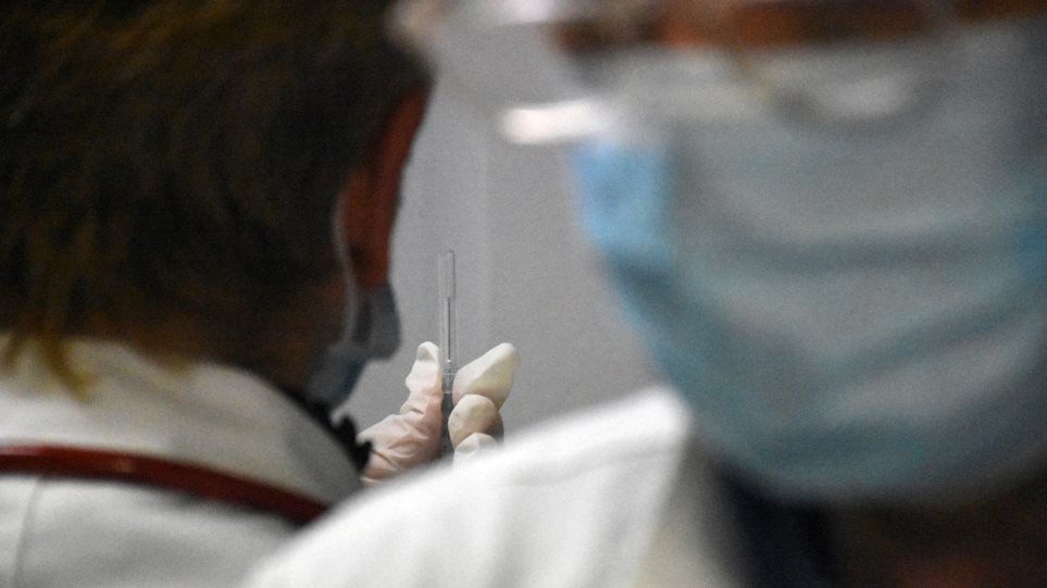 Βασιλακόπουλος: Ο γιατρός στην Κέρκυρα δεν παρέλυσε από το εμβόλιο – Εμβολίαζε κόσμο εκτός σειράς