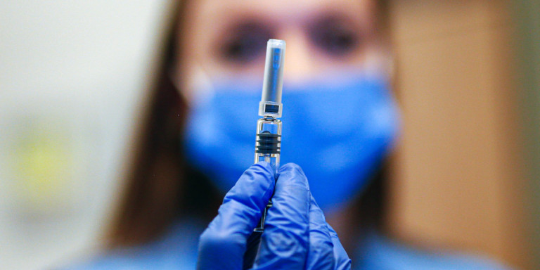 Εμβόλιο – Πουρνάρας: «Το αλλεργικό περιστατικό ήταν μια ταχυκαρδία»