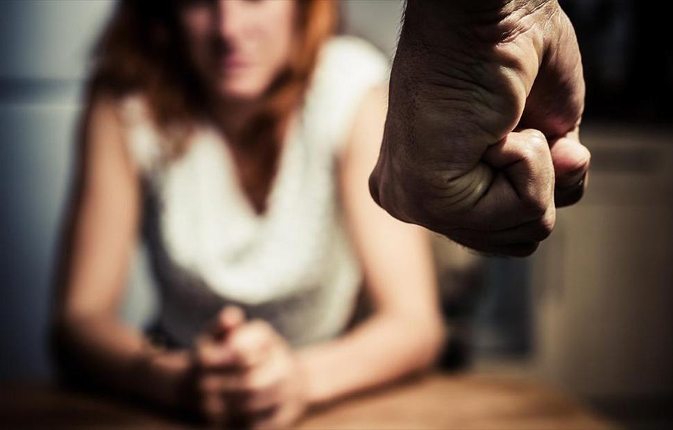 Ενδοοικογενειακή βία: Την πλάκωσε στο ξύλο μπροστά στο 4χρονο παιδί τους επειδή ήθελε να οδηγήσει μεθυσμένος