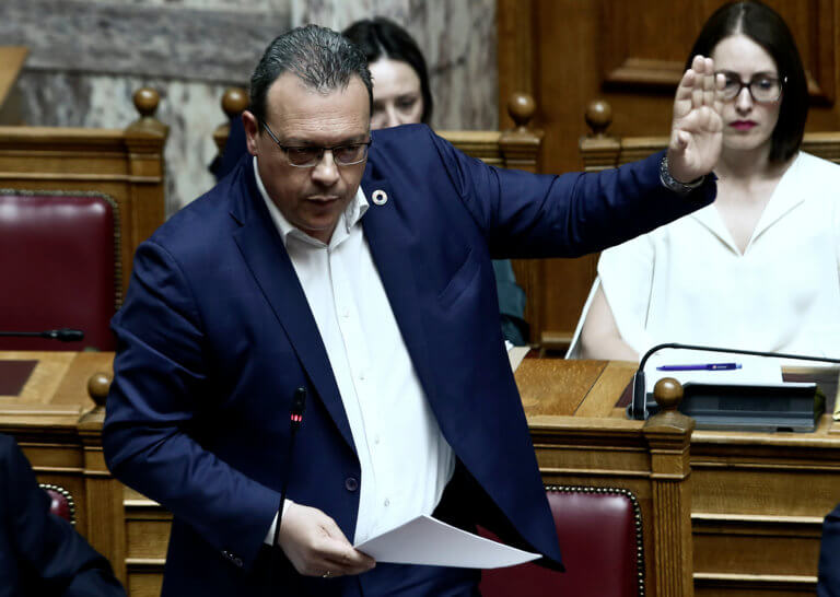 ΣΦΑΓΗ στον ΣΥΡΙΖΑ για τις τροπολογίες με τα ρουσφέτια! Ο Σωκράτης Φάμελλος “παγώνει” τα όσα έχουν καταθέσει οι βουλευτές του ΣΥΡΙΖΑ!