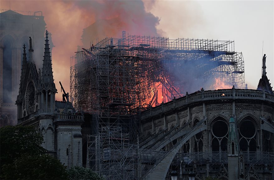 Παναγία των Παρισίων: Δεν υπήρχαν εργαζόμενοι την ώρα που ξέσπασε η φωτιά