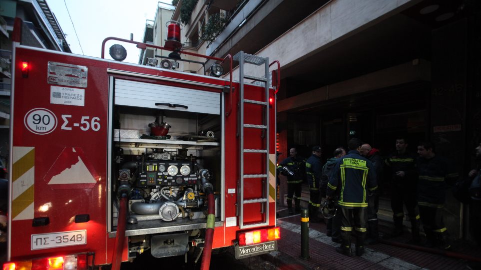 Φωτιά σε διαμέρισμα στο Ίλιον – Νεκρή ανασύρθηκε μία γυναίκα