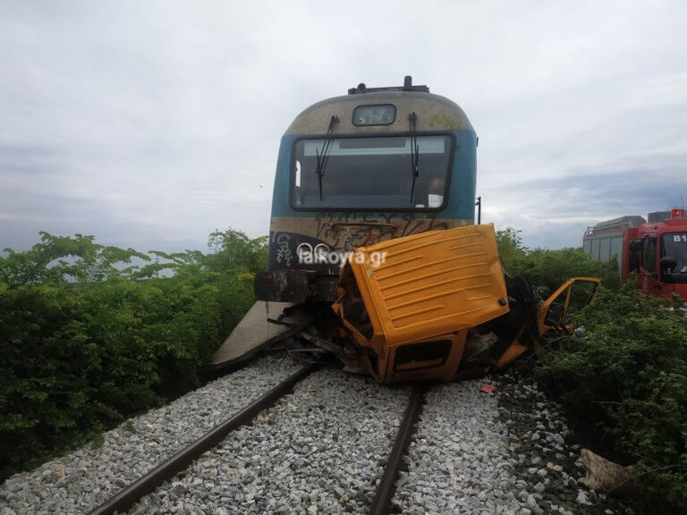 Κίνδυνος – θάνατος η αφύλαχτη διάβαση που έγινε το δυστύχημα με το τρένο! Νεκροί γαμπρός και πεθερά (ΦΩΤΟ&ΒΙΝΤΕΟ)