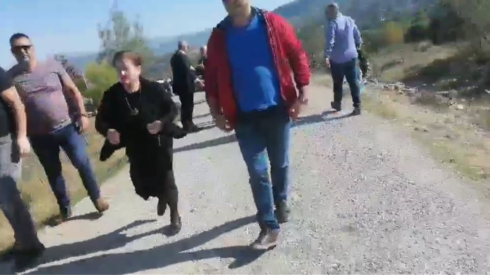 Αλβανοί αστυνομικοί κατά των γονέων του Κατσίφα – Δείτε το βίντεο