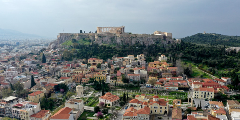 Guardian: Πώς η Ελλάδα νίκησε τον κορωνοϊό παρά τη δεκαετή κρίση χρέους! “Ο σχολαστικός καθηγητής και ο ευθύς πρώην δήμαρχος…”