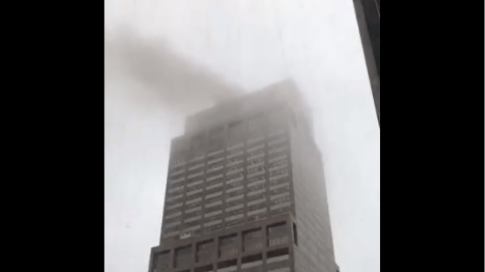 Συναγερμός στη Νέα Υόρκη: Ελικόπτερο έπεσε σε κτίριο στο Μανχάταν! (BINTEO)