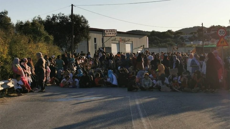 Αναβρασμός στη Μόρια: Σε καθιστική διαμαρτυρία οι μετανάστες (φωτο&βιντεο)