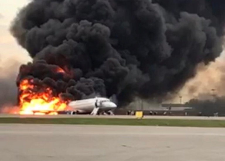Μόσχα: 13 ψυχές χάθηκαν στην κόλαση φωτιάς – Ψάχνουν στα αποκαΐδια του αεροσκάφους για αγνοούμενους! (ΒΙΝΤΕΟ)