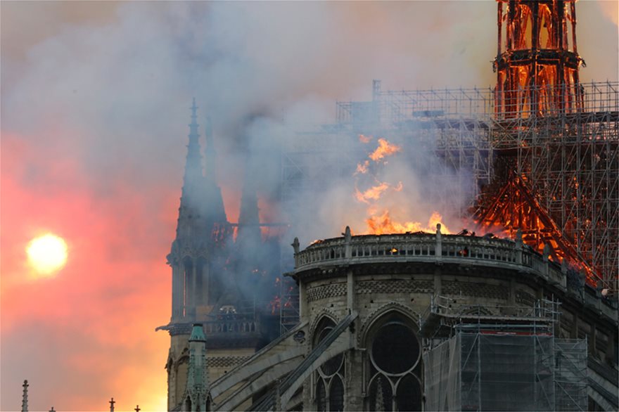 Θεέ μου τι καταστροφή! Χάθηκε στις φλόγες η Παναγία των Παρισίων! (ΣΥΓΚΛΟΝΙΣΤΙΚΕΣ ΕΙΚΟΝΕΣ&ΒΙΝΤΕΟ)