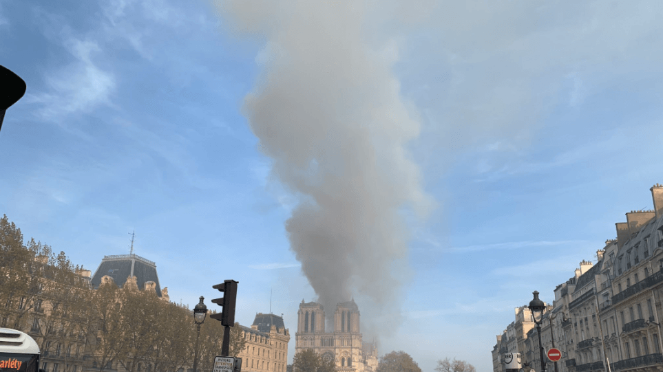 Συναγερμός στο Παρίσι: Πυρκαγιά στην Παναγία των Παρισίων! (ΒΙΝΤΕΟ)