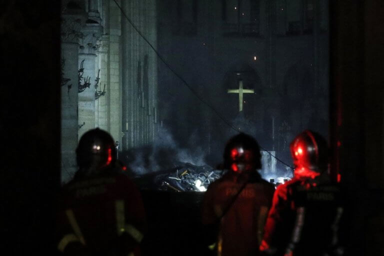 Δυο φορές ήχησε ο συναγερμός για τη φωτιά στην Παναγία των Παρισίων – Δεν υπάρχουν ενδείξεις εμπρησμού