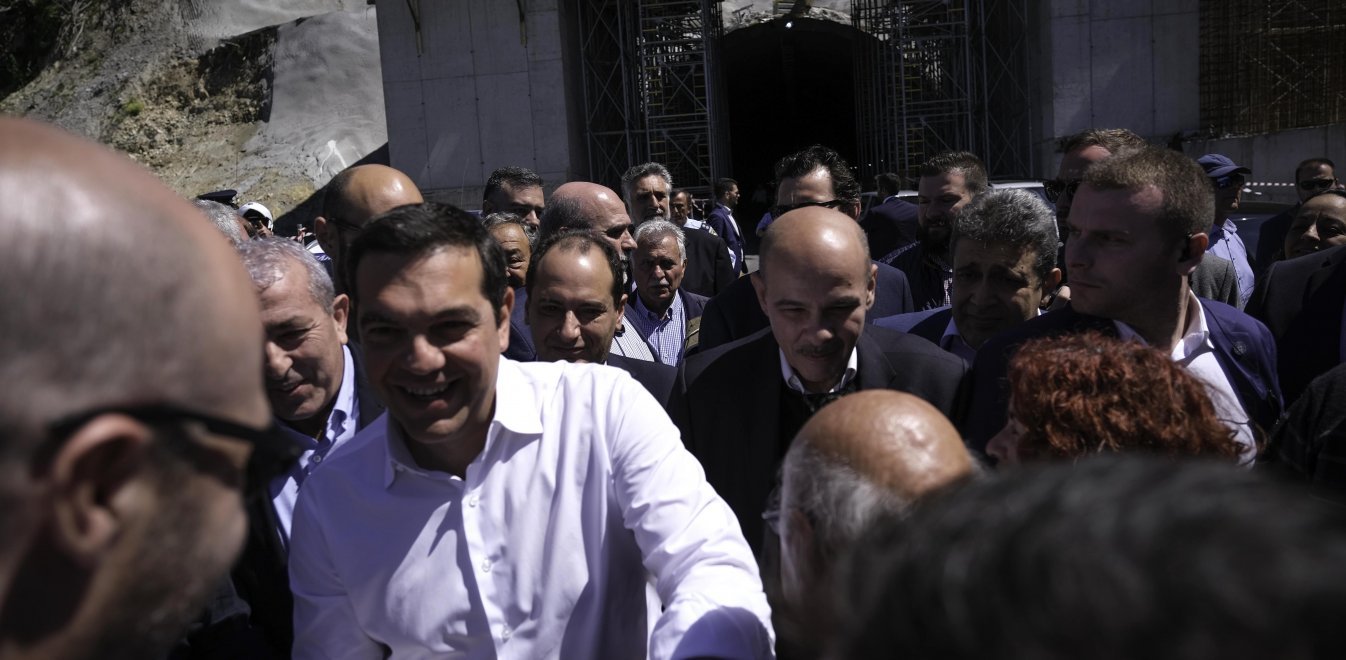 Ο Τσίπρας και ο “ΑΘΛΙΟΣ” υπουργός στην Κρήτη! Είχε κεφάκια ο Πρωθυπουργός!