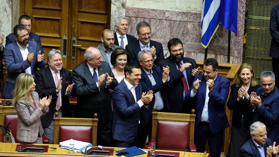 Βουλή: Ψήφος εμπιστοσύνης στην κυβέρνηση-«κουρελού» με 153 «ναι»! Oι αγκαλιές του Πολάκη! (φωτο)
