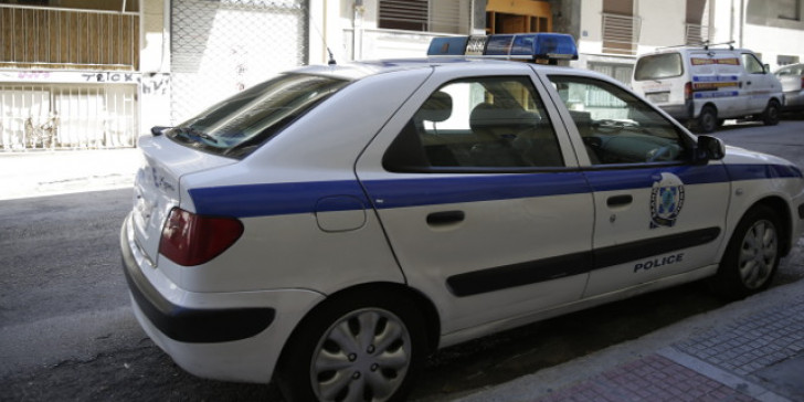 Αγρίνιο: Ρομά έβρισε χυδαία γυναίκα αστυνομικό και ακολούθησε άγριο ξύλο στην είσοδο του αστυνομικού τμήματος