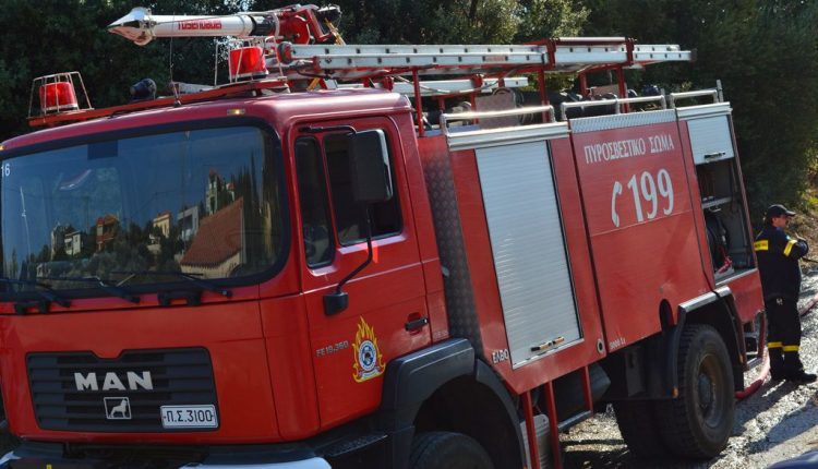 Σε ύφεση η φωτιά στην Αρτέμιδα! Διεκόπη η κυκλοφορία στη λεωφόρο Κιάφας (βιντεο)
