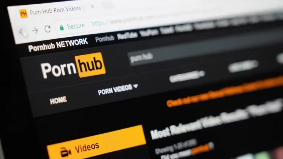 Pornhub: «Μερακλής» κωφός μηνύει την ιστοσελίδα ερωτικού περιεχομένου, επειδή τα βίντεο δεν έχουν… υπότιτλους!