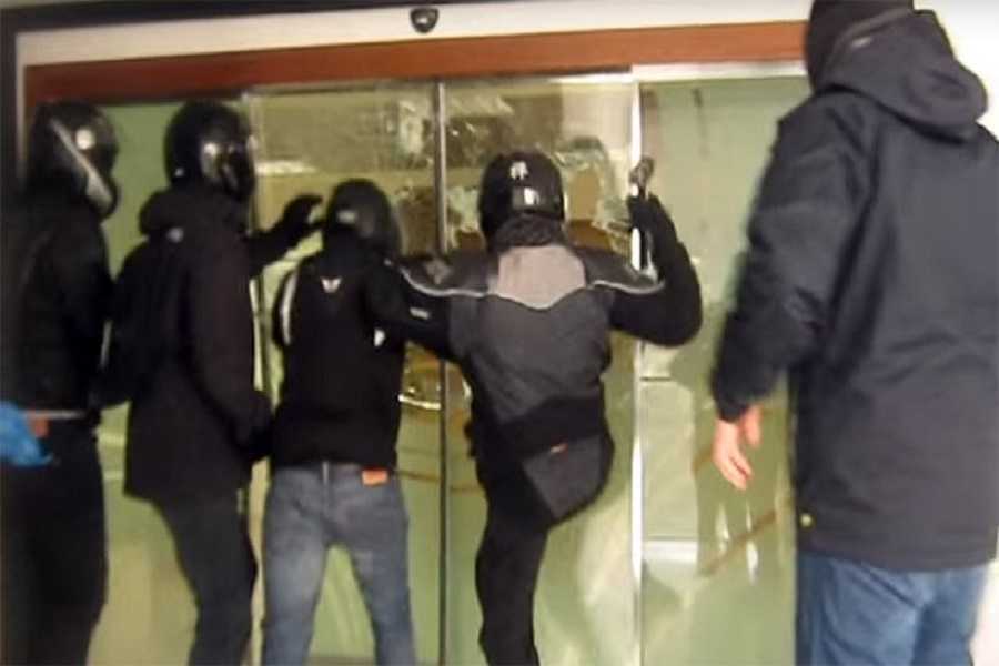 Ποινή φυλάκισης σε 2 μέλη του Ρουβίκωνα για την επίθεση στον ΣΕΒ!