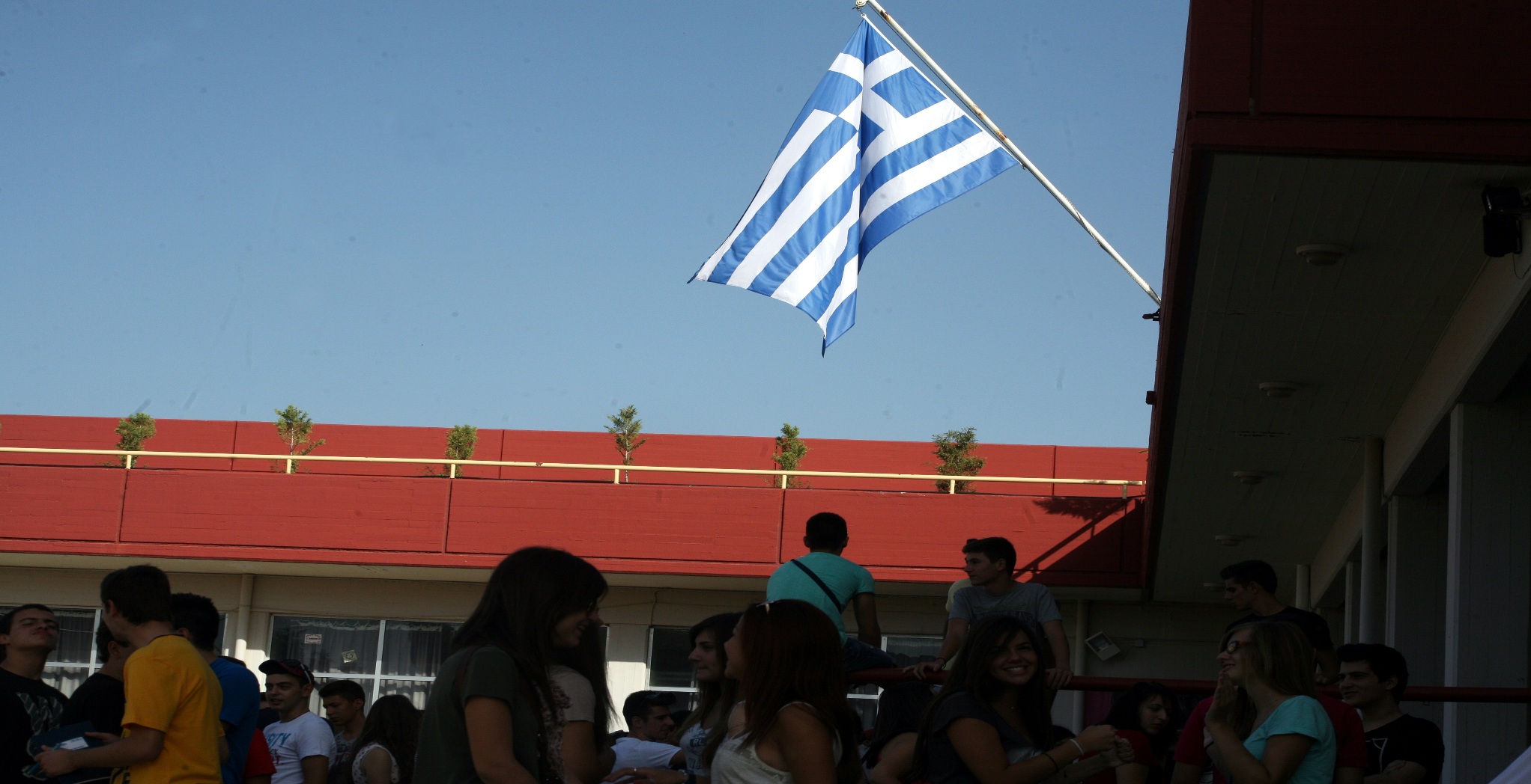 Η Ελλάδα που αντιστέκεται! Μαθητές ζητάνε από το κράτος υποχρεωτική προσευχή και ανάκρουση του Εθνικού Ύμνου!
