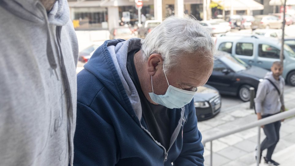 Θεσσαλονίκη: Δίωξη για ανθρωποκτονία με πρόθεση στον 63χρονο παιδοκτόνο:«Με χτύπησε.Έφαγα πολλές… Θόλωσα! Δεν θυμάμαι πόσες φορές τον πυροβόλησα»