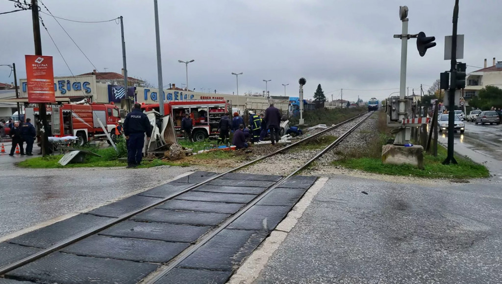 Ατύχημα στα Τρίκαλα – Αυτοκίνητο παρασύρθηκε από τρένο – Μεγάλη προσπάθεια απεγκλωβισμού