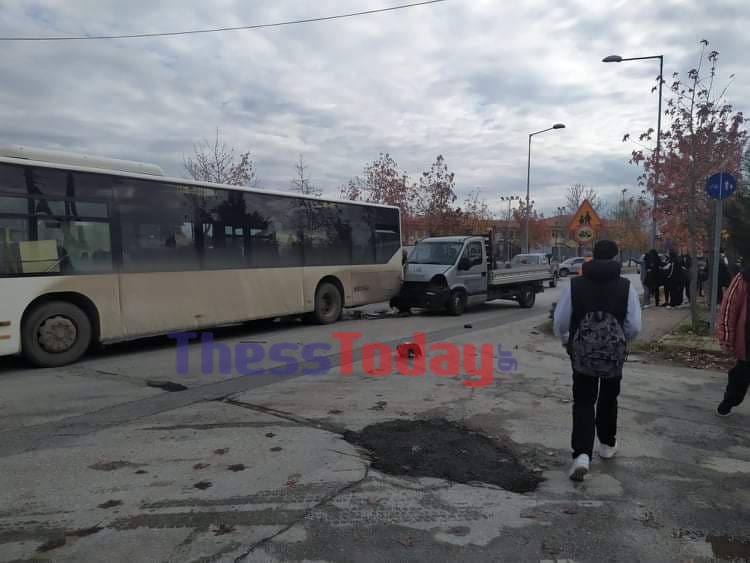 Θεσσαλονίκη: Φορτηγάκι συγκρούστηκε με λεωφορείο των ΚΤΕΛ
