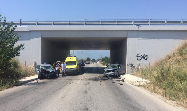 Τρίκαλα: Σοκαριστικό τροχαίο με δύο σοβαρά τραυματίες – Τα αυτοκίνητα εκτινάχθηκαν σε μεγάλη απόσταση! (φωτο)