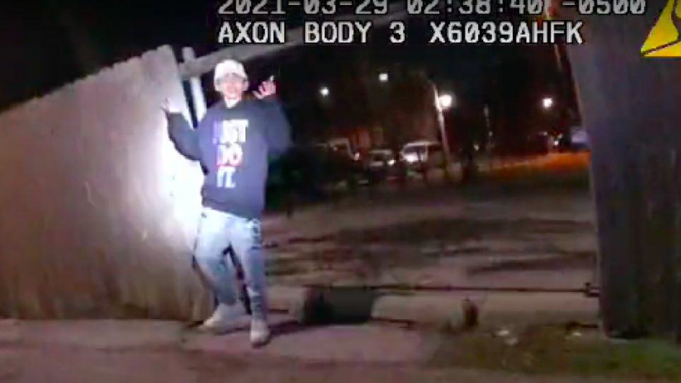 ΗΠΑ – Σκληρές εικόνες: Αστυνομικός πυροβολεί 13χρονο που σηκώνει τα χέρια ψηλά